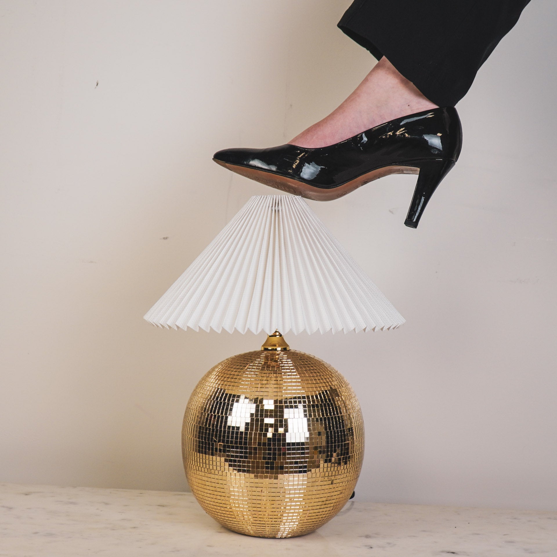 Laualamp diskokeraga - kuldne - 20x20x20cm