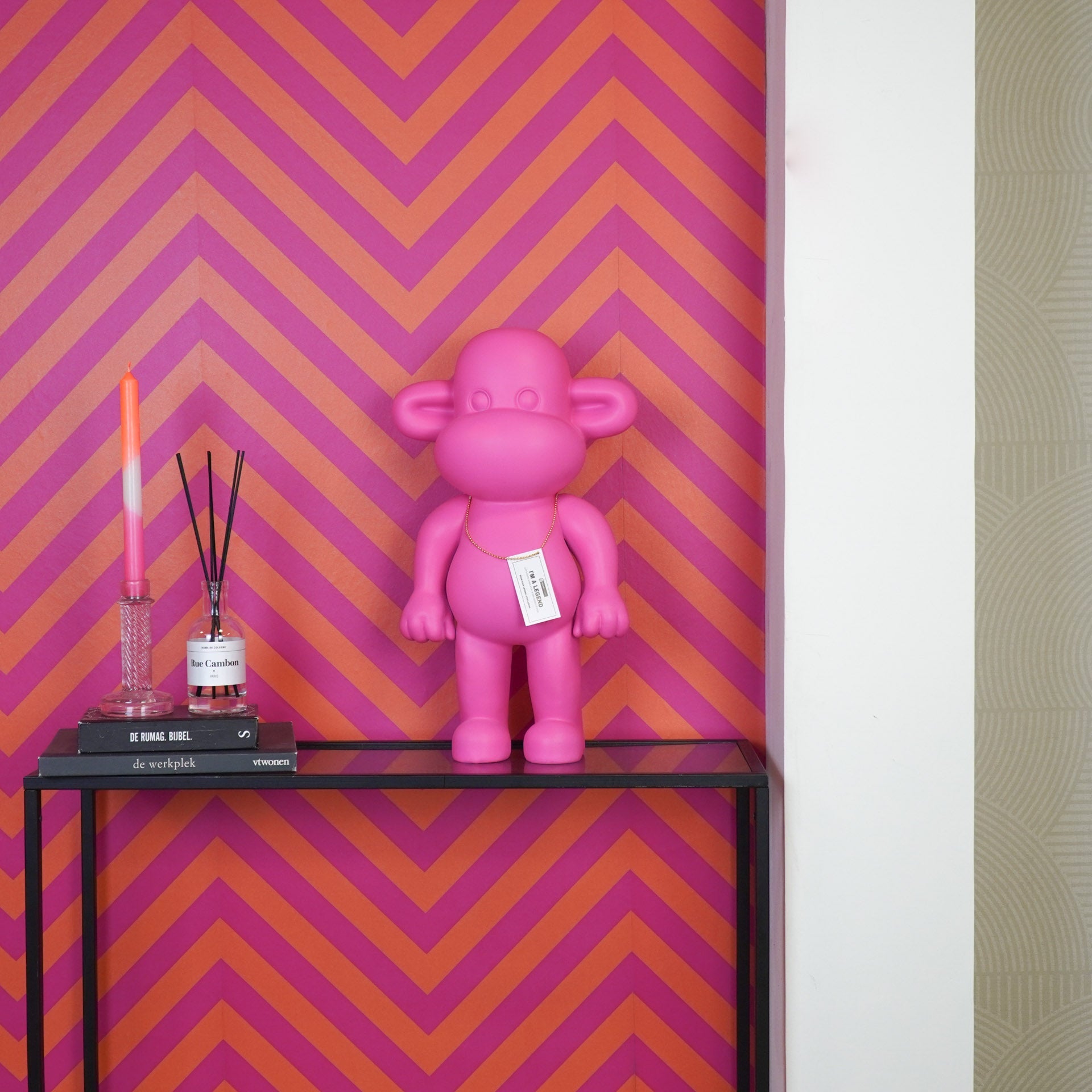 Monkey Figurine 'The Legend'- Pink - 33x21x50cm