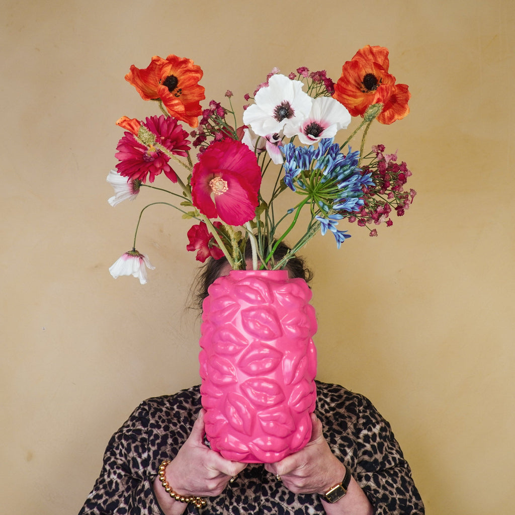 Suudlused - Neoonroosa - 17x17x27cm