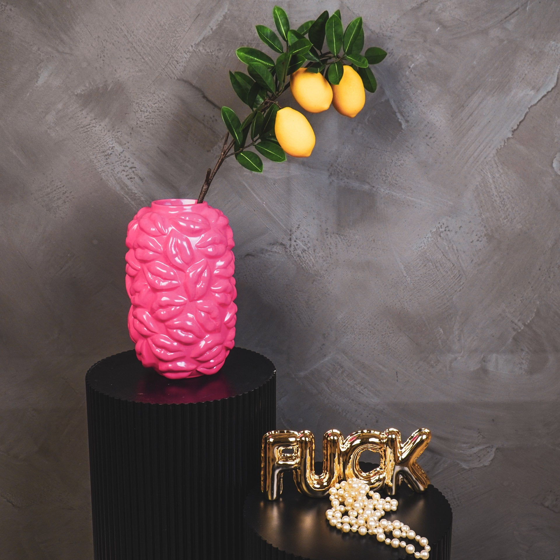 Suudlused - Neoonroosa - 17x17x27cm