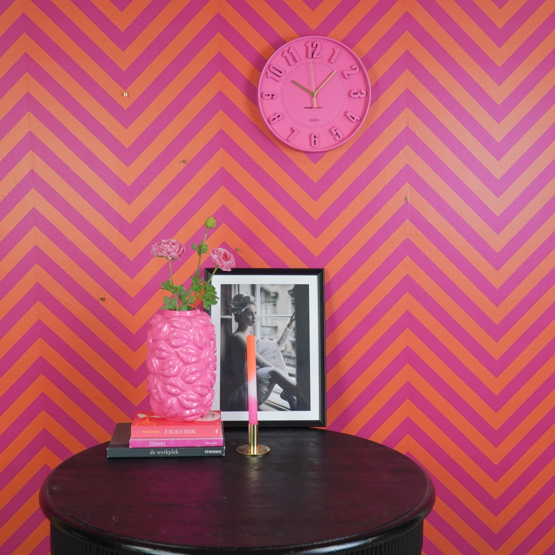 Seinakell numbritega - neoonroosa - 30x30x4cm